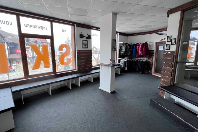 Ski and Snowboard Rental in Bansko - Choosing from 350 ski and snowboard sets